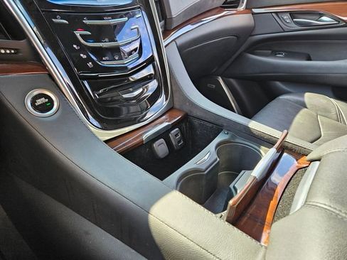 Used 2019 Cadillac Escalade Luxury image 23
