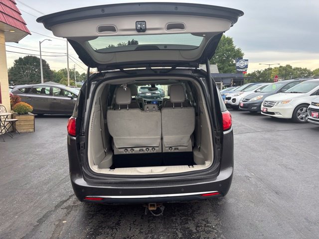 Used 2017 Chrysler Pacifica Limited w/ UConnect Theater Package FWD image 19