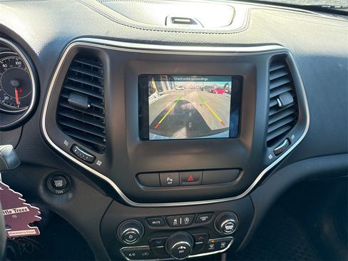 Used 2019 Jeep Cherokee Latitude Plus image 17