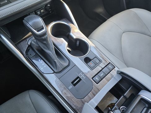 Used 2020 Toyota Highlander Limited image 16
