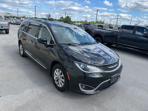 Used 2019 Chrysler Pacifica Touring-L FWD image 24