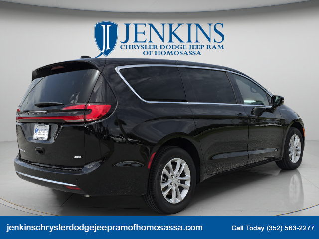 New 2027 Chrysler Pacifica Select w/ Family Tech Group AWD/4WD image 5