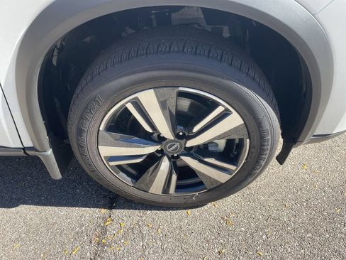 Certified 2025 Nissan Rogue SL w/ Tech Package FWD image 14