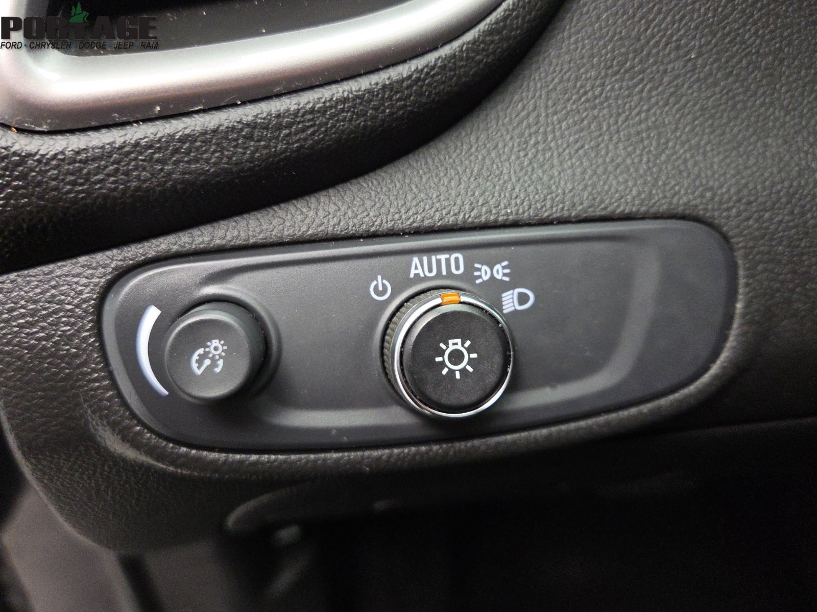 Used 2022 Chevrolet Trax LT w/ LT Convenience Package AWD/4WD image 17