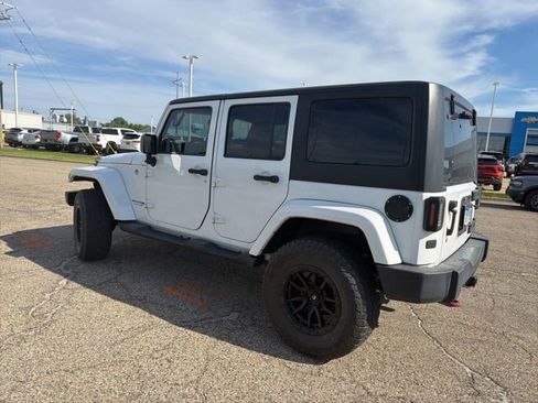 Used 2018 Jeep Wrangler Unlimited Sahara w/ Connectivity Group AWD/4WD image 4