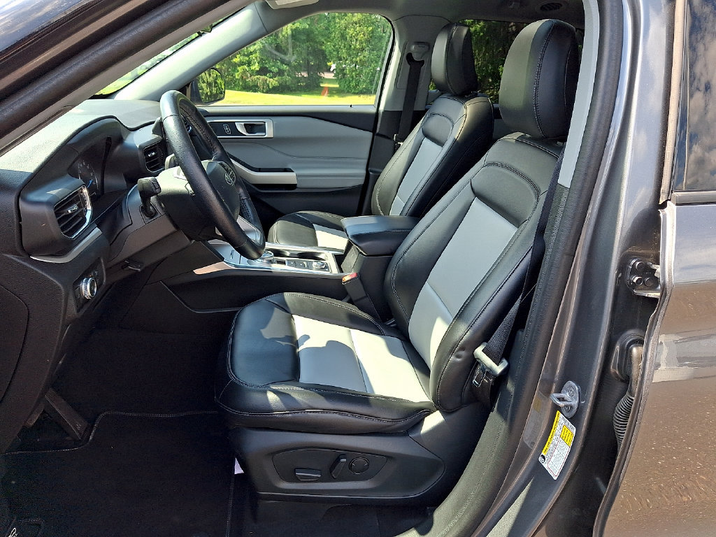 Used 2023 Ford Explorer XLT w/ Equipment Group 202A AWD/4WD image 15