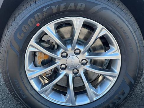 Used 2021 Jeep Cherokee Latitude Plus AWD/4WD image 7
