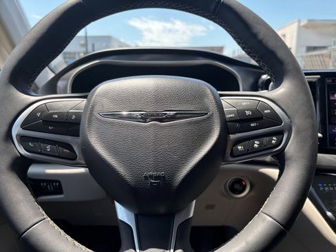 Used 2022 Chrysler Pacifica Touring-L FWD image 30
