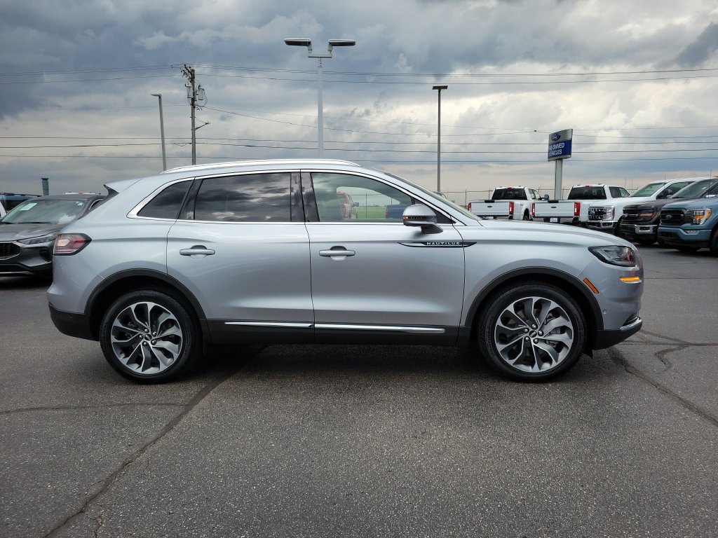 Used 2023 Lincoln Nautilus Reserve AWD/4WD image 3