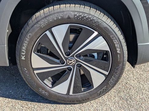 New 2026 Volkswagen Taos SE image 11