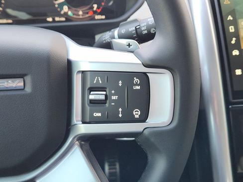 Certified 2025 Land Rover Discovery Dynamic SE image 31