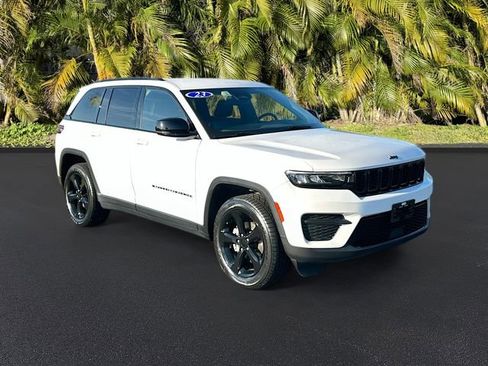 Used 2023 Jeep Grand Cherokee Altitude image 2