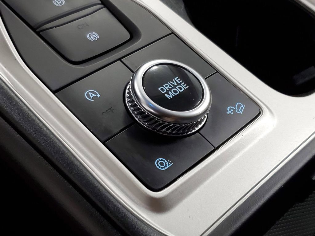 Used 2023 Ford Explorer XLT AWD/4WD image 18