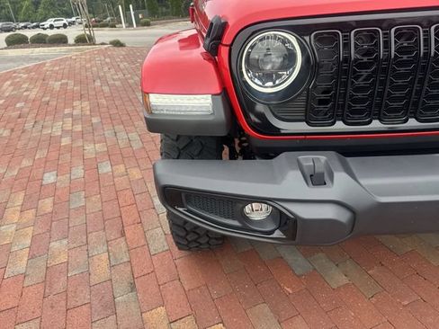 Used 2024 Jeep Gladiator Sport AWD/4WD image 21