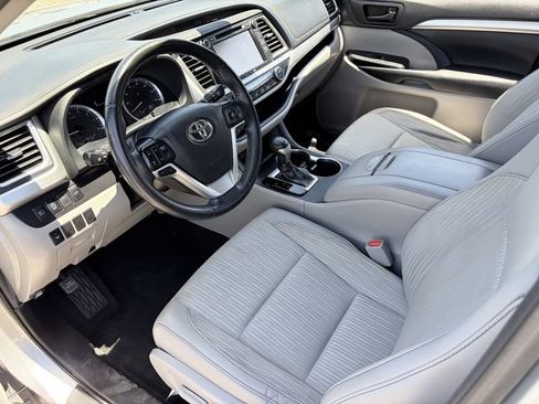 Used 2019 Toyota Highlander Plus FWD image 5