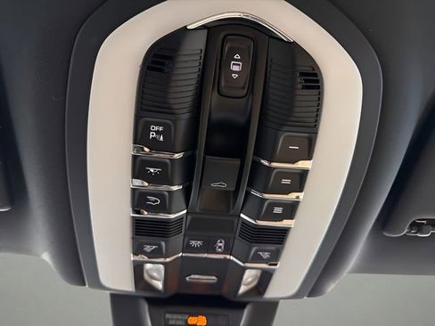 Used 2025 Porsche Macan AWD/4WD image 26