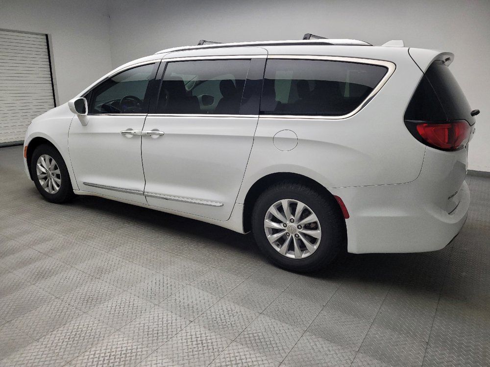Used 2018 Chrysler Pacifica Touring-L FWD image 3