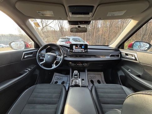 Used 2024 Mitsubishi Outlander SE image 10