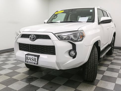 Used 2017 Toyota 4Runner SR5 AWD/4WD image 4