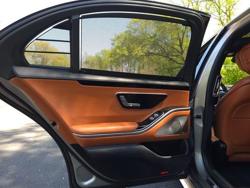 Used 2023 Mercedes-Benz S 500 4MATIC w/ AMG Line image 24