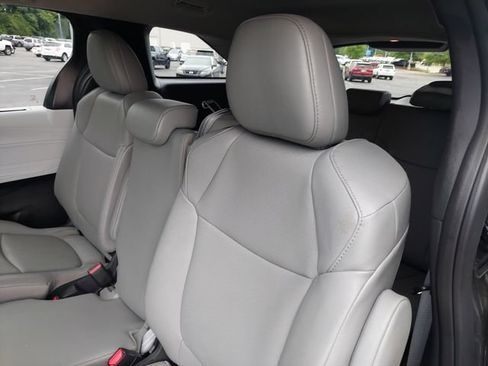 Used 2025 Toyota Sienna XLE FWD image 32