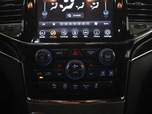 Used 2020 Jeep Grand Cherokee Limited AWD/4WD image 16