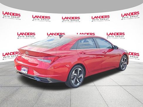 Used 2022 Hyundai Elantra SEL w/ Convenience + Premium Package FWD image 3