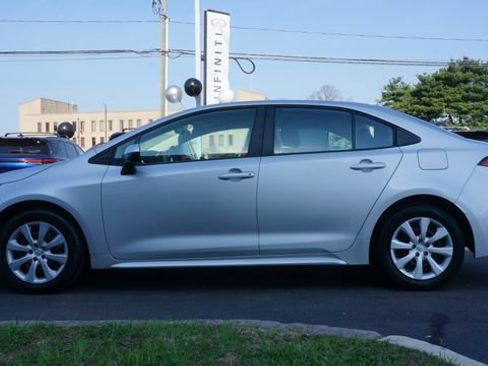 Used 2022 Toyota Corolla LE FWD image 4