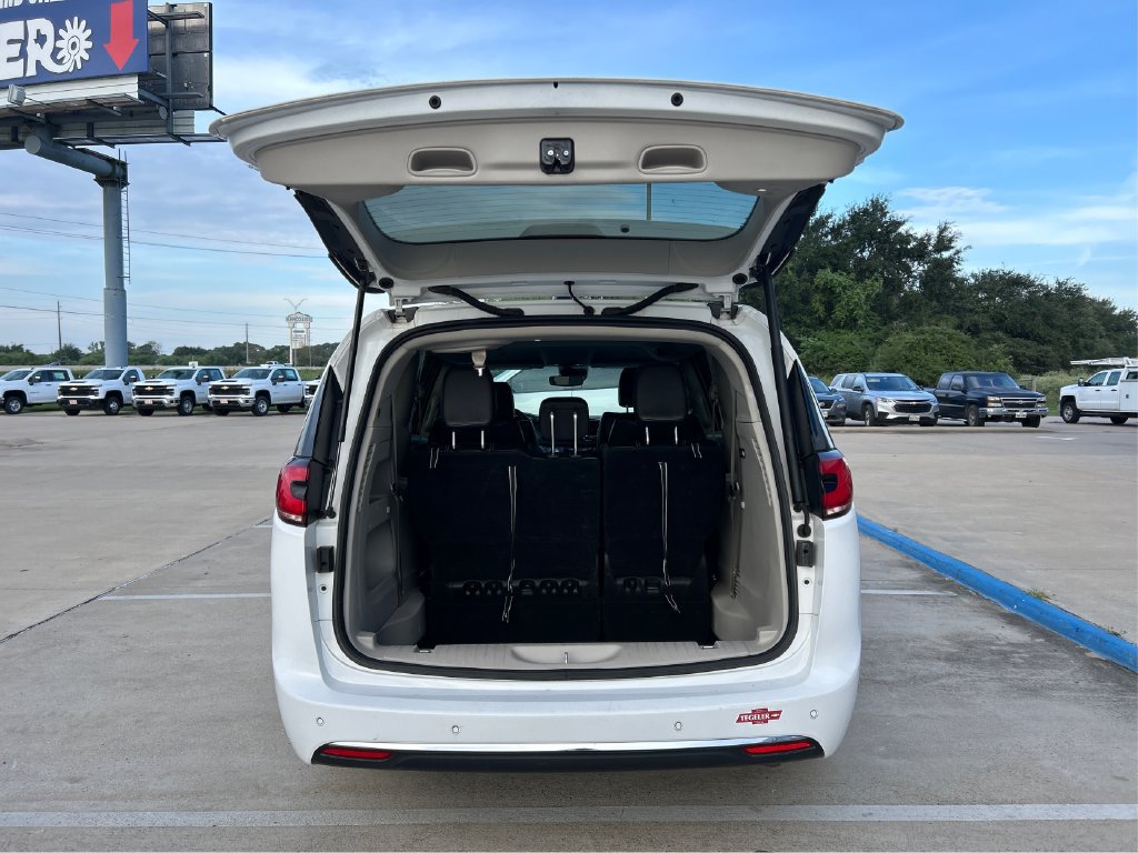 Used 2024 Chrysler Pacifica Touring-L FWD image 11