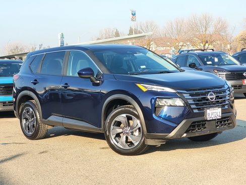 Used 2024 Nissan Rogue SV image 2