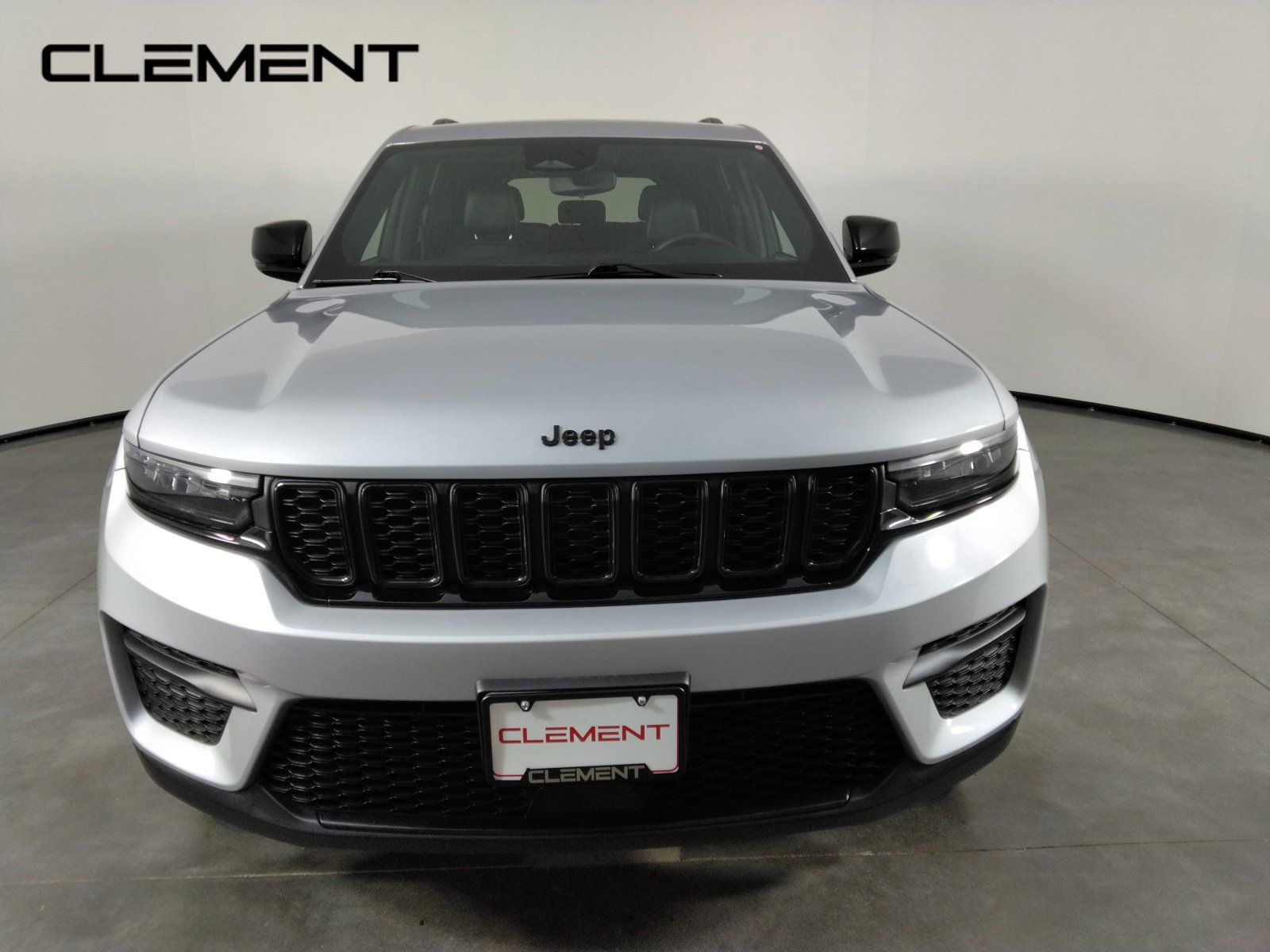 Used 2023 Jeep Grand Cherokee Altitude AWD/4WD image 2