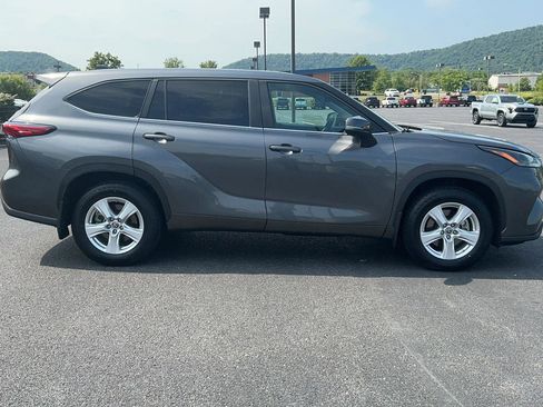 Used 2023 Toyota Highlander LE AWD/4WD image 4