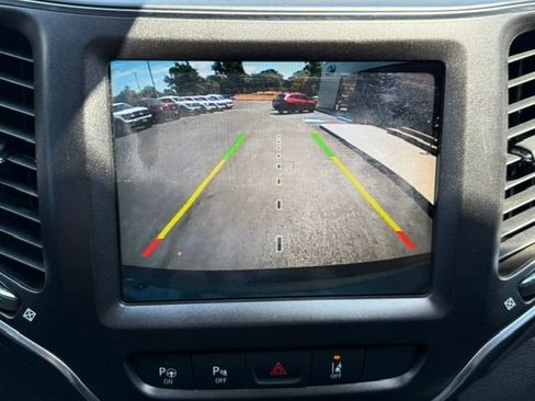 Used 2019 Jeep Cherokee Trailhawk AWD/4WD image 17
