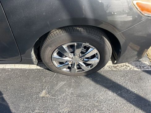 Used 2011 Toyota Corolla LE image 2