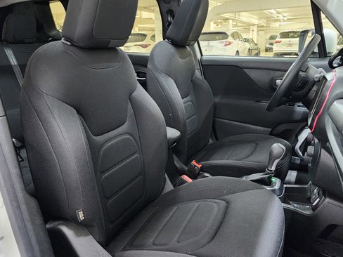 Used 2020 Jeep Renegade Latitude w/ UConnect 8.4 Nav Group FWD image 24