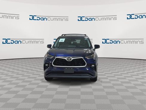 Used 2023 Toyota Highlander LE FWD image 3