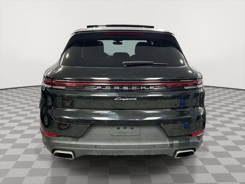 Used 2025 Porsche Cayenne AWD/4WD image 3