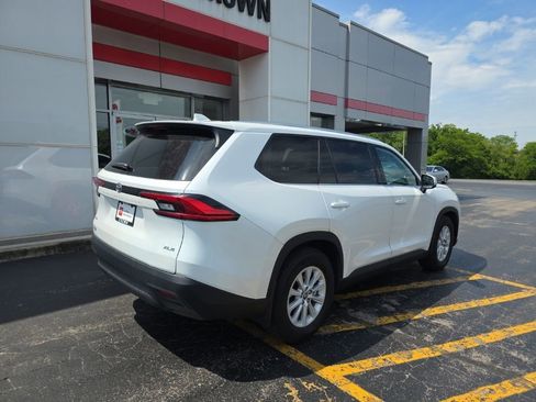 Used 2024 Toyota Grand Highlander AWD image 3
