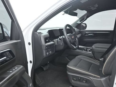 Used 2025 Chevrolet Suburban Premier RWD image 10