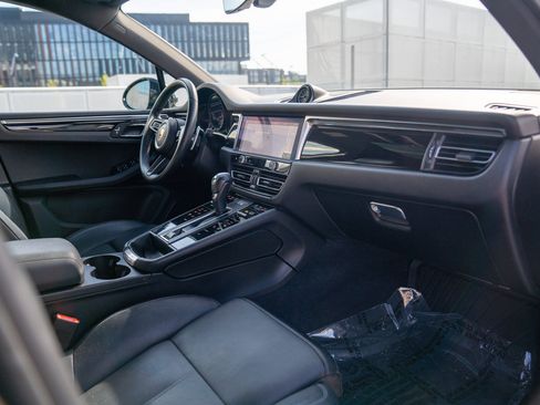 Certified 2024 Porsche Macan AWD/4WD image 27