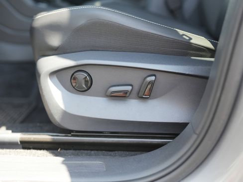 Used 2024 Volkswagen Tiguan SE image 27