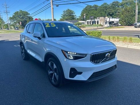 Certified 2025 Volvo XC40 B5 Plus AWD/4WD image 6