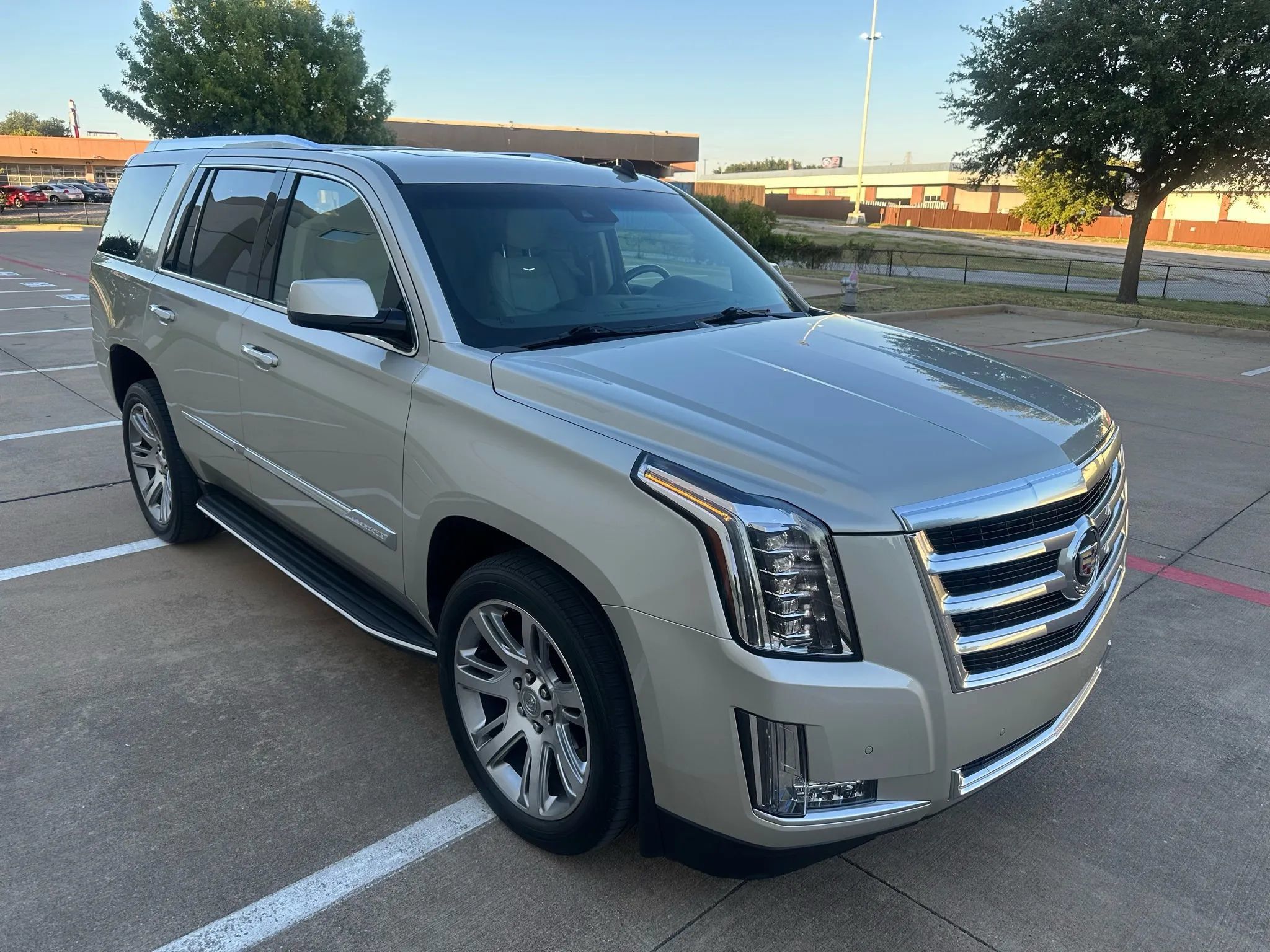 Used 2015 Cadillac Escalade Luxury AWD/4WD image 5