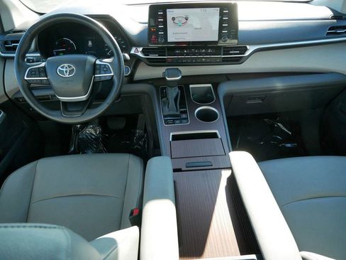 Used 2024 Toyota Sienna XLE image 15
