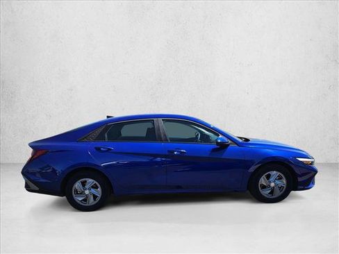 Used 2025 Hyundai Elantra SE FWD image 4