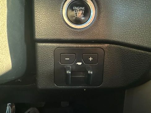 Used 2022 Toyota Tundra SR5 w/ SR5 Premium Package image 26