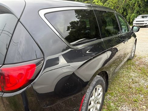 Used 2023 Chrysler Voyager LX FWD image 8