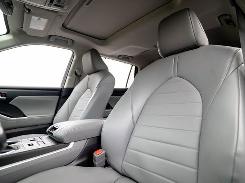 Used 2024 Toyota Highlander XLE image 6