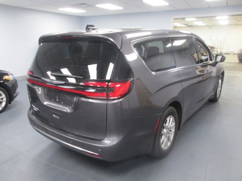 Used 2023 Chrysler Pacifica Touring-L FWD image 5