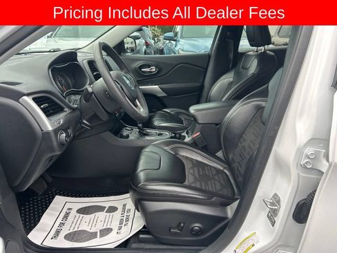 Used 2022 Jeep Cherokee Latitude AWD/4WD image 2